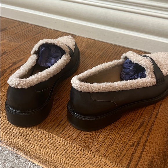 Ann Taylor Sherpa penny loafer. Pristine condition. Size 10 - Picture 4 of 10